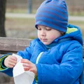 Wysyłam dziecko z katarem przedszkola. Inne matki mnie nie rozumieją i krytykują, a ja płacze po nocach!