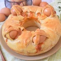 Włoski wielkanocny chleb "Casatiello napoletano" nadziewany serami i salami