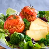 Nadziewane pomidory na sałatce z brokułu, jarmużu i wędzonego tofu - Be Fit Be Strong