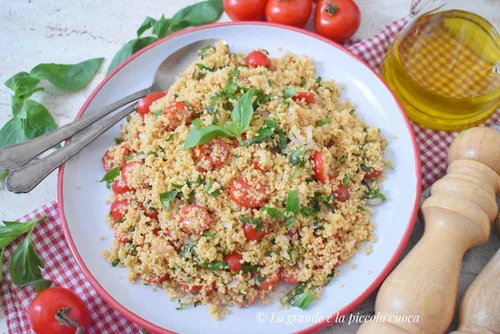 Ziołowa sałatka z kuskus z pomidorami