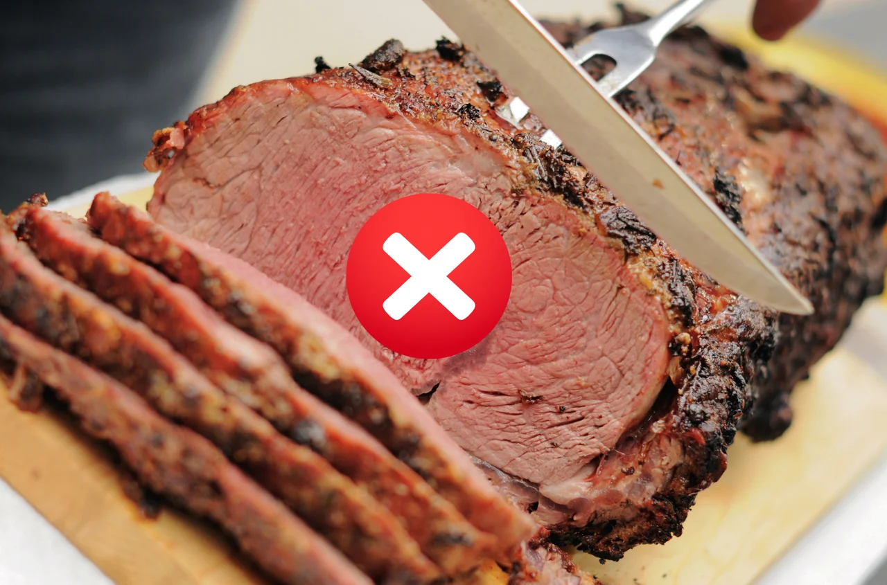 Nie tnij pieczeni od razu po upieczeniu! Oto ile trzeba poczekać, by była soczysta