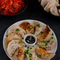 Koreańskie pierożki mandu z kimchi