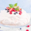 Pavlova z bitą śmietaną i owocami
