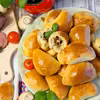 Drożdżowe pierogi z kiełbasą i pieczarkami