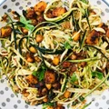 Spaghetti z cukinii z pieczoną cieciorką i batatem