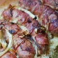 Pieczona biała kiełbasa w boczku