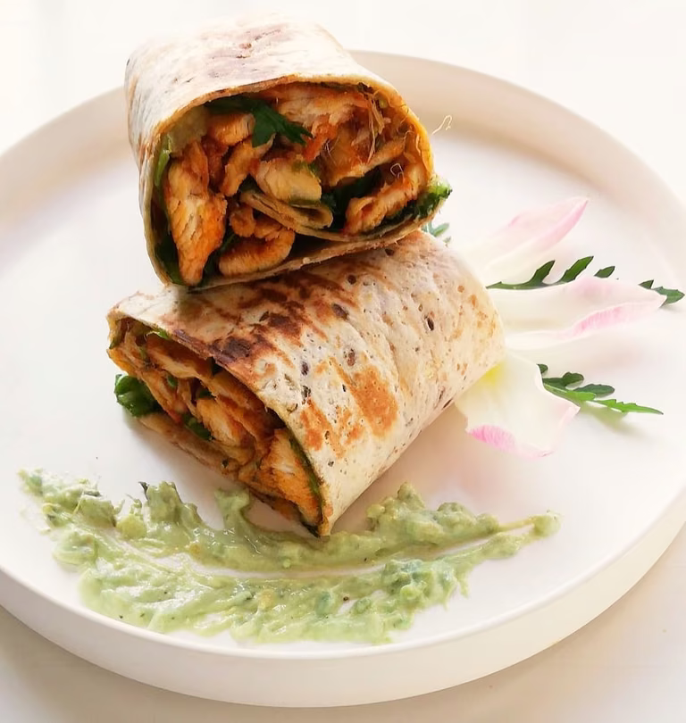 Shoarma z sosem czosnkowym z dodatkiem awokado