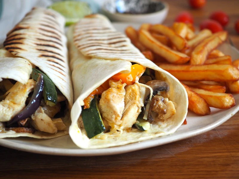 Tortilla z kurczakiem i pieczonymi warzywami