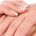 Prosty trik na zmiękczenie skórek przy paznokciach