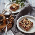 Pieczona owsianka z owocami – szybkie ciasto owsiane