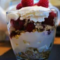 Cranachan tradycyjny szkocki deser z malinami i whisky.