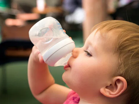 Jak nauczyć dziecko pić wodę? Poznaj 5 sposobów!