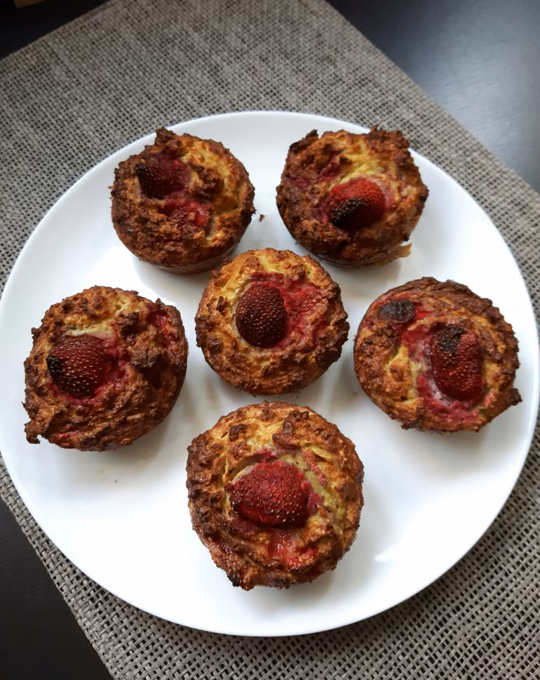 Bezglutenowe muffiny z truskawkami z mąki kokosowej...