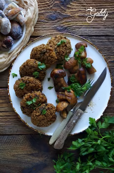 Kotleciki grzybowe z kaszy z grillowanymi borowikami