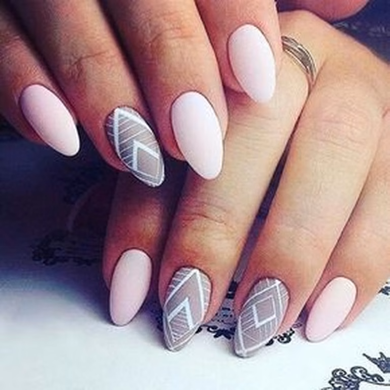 Matowy manicure ze zdobieniem