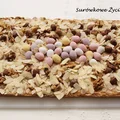 Mazurek wielkanocny z orzechami i czekoladowymi jajkami