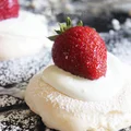 Ciasteczka Pavlova z truskawkami