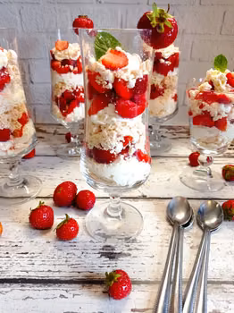 Eton mess - deser z truskawkami