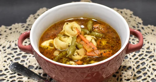 Warzywna zupa z tortellini