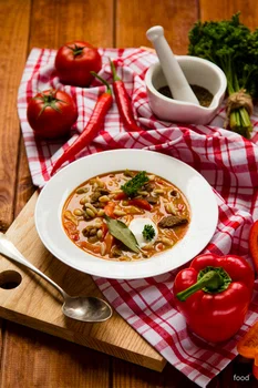Gulyásleves - węgierska zupa gulaszowa z wołowiną i zacierkami