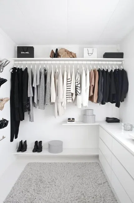7 ubrań i dodatków, które każda kobieta powinna mieć w szafie