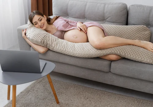 Poduszki ciążowe – jak poprawiają sen, odciążają ciało i pomagają odzyskać codzienny komfort?