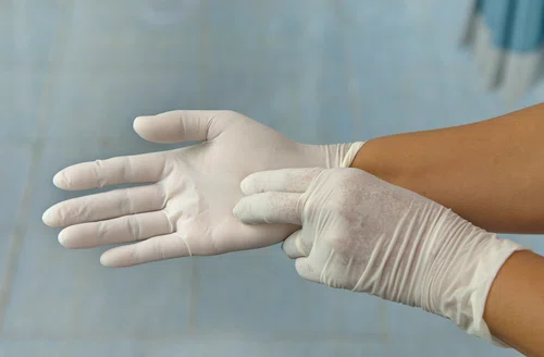 Kiedy musimy założyć rękawiczki jednorazowe? 10 najważniejszych czynności