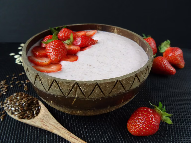 Truskawkowa smoothie bowl z siemieniem