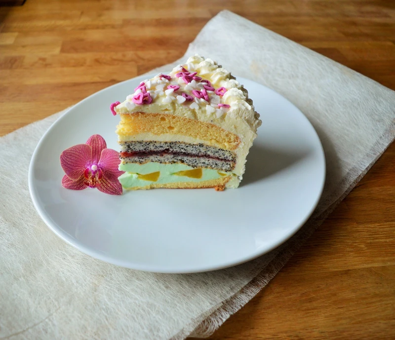 Tort makowo-brzoskwiniowy