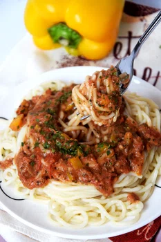 Fit wegetariańskie spaghetti z pomidorami,czosnkiem, żółtą papryką- ok. 390 kcal!