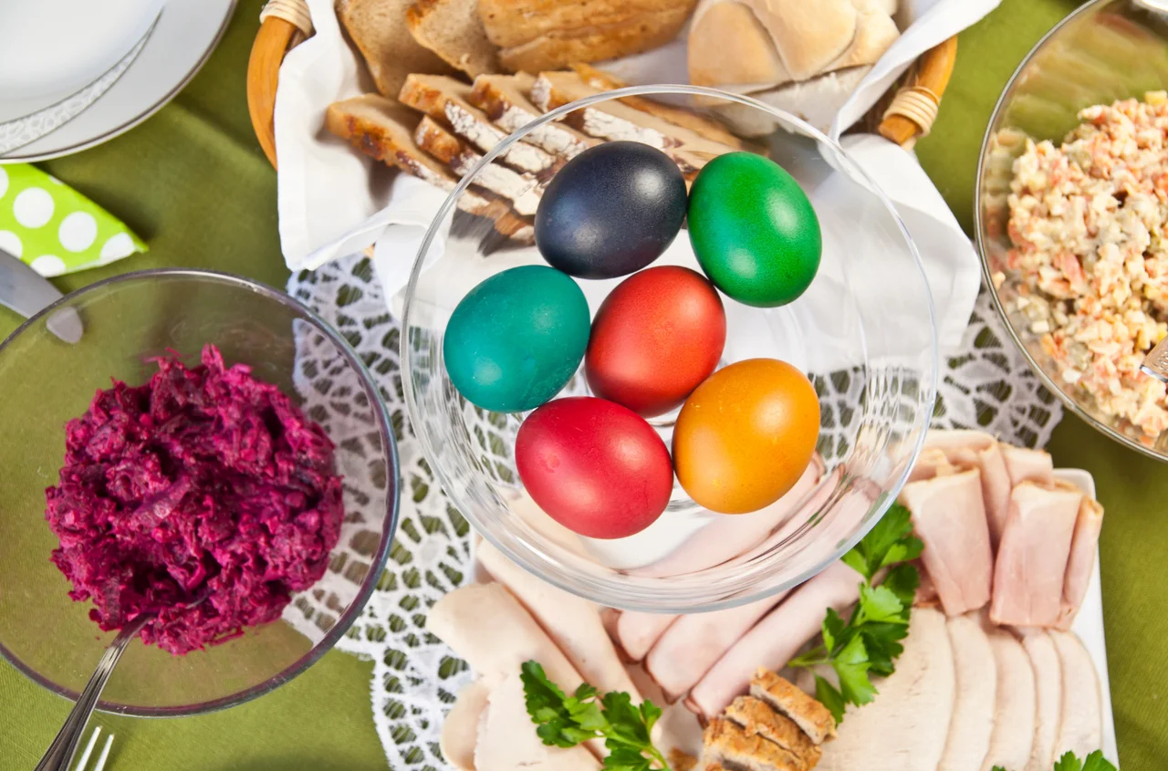 8 dań na Wielkanoc, które możesz przygotować dzień wcześniej - dzięki nim święta będą dużo spokojniejsze