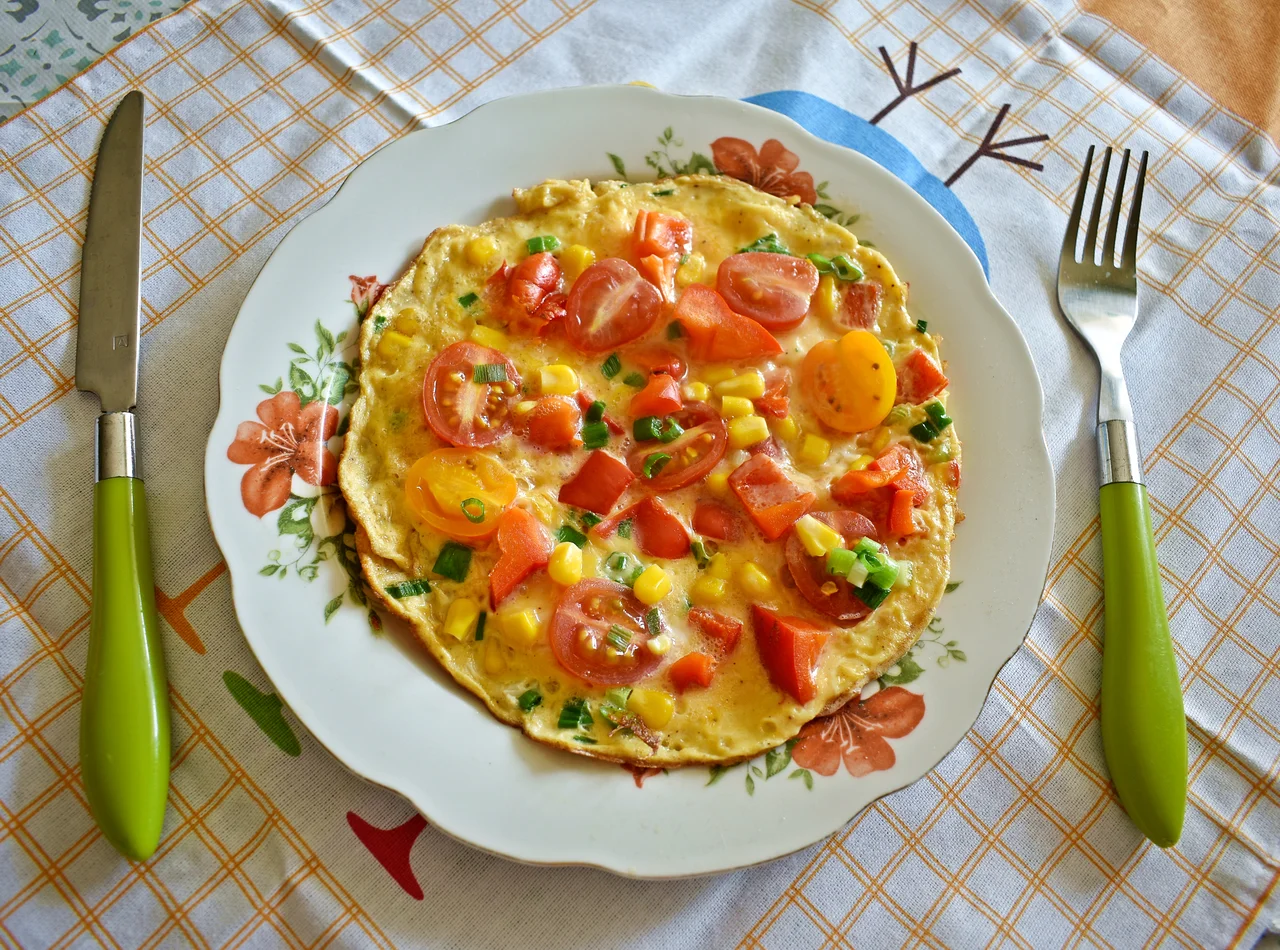 Zdrowy, kolorowy omlet