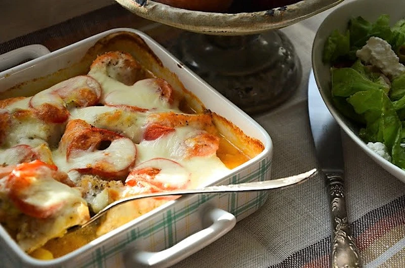 zapiekanka rybna z mozarella i pomidorami