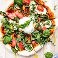 Pizza z burratą i rukolą