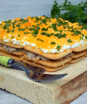 sałatka jak ciasto (na krakersach)