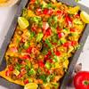 Nachosy z sosem serowym, awokado, pomidorami i jalapeño