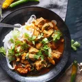 Szybkie curry z kurczakiem i szpinakiem Billa Grangera