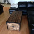 Drewniana skrzynia jako ława