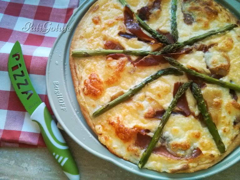 Pizza bianca ze szparagami
