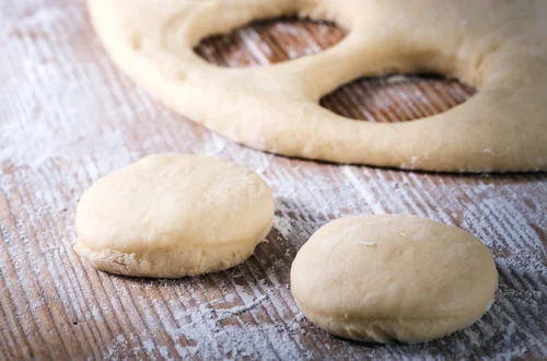 Zamiast zwykłej mąki – użyj tej, a ciasto lepiej wchłonie powietrze!