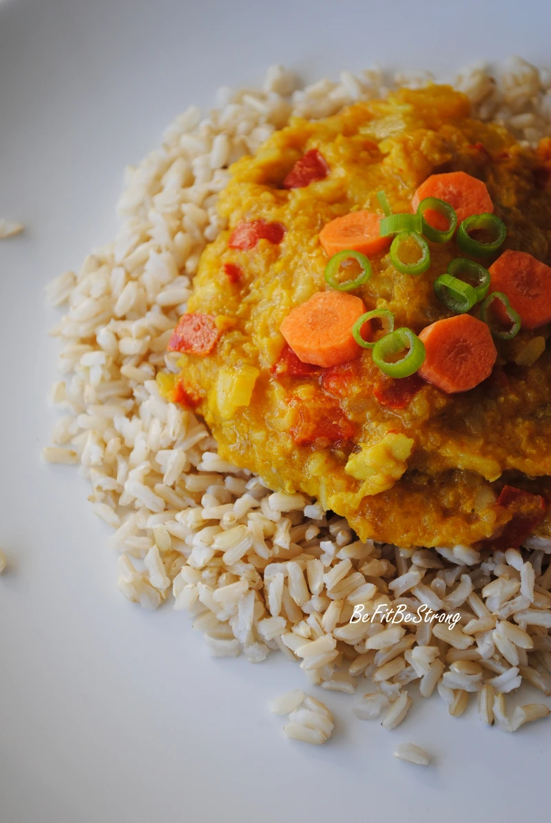 Curry dyniowe z papryką i marchewką na ryżu naturalnym