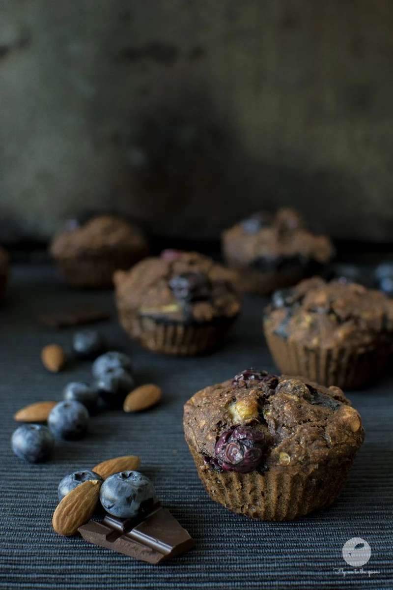 Czekoladowe muffiny cukiniowo-marchewkowe z borówkami