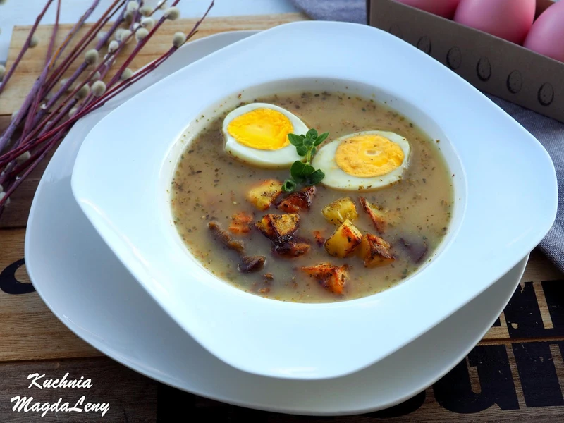Wegetariański żurek na wodzie z kiszonych ogórków