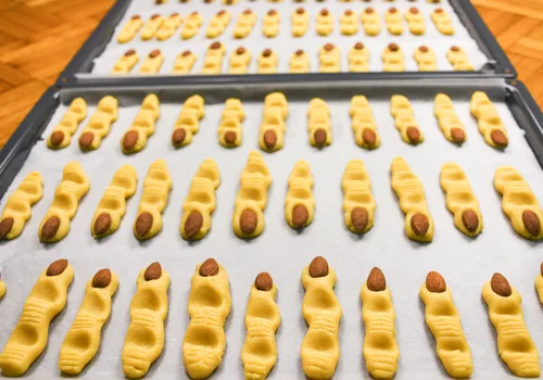 Ciasto odpowiednio formuję i dodaję migdały! "Pazury wiedźmy" staną hitem każdej halloweenowej imprezy!