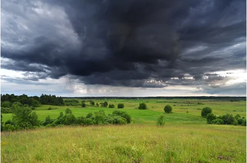IMGW ostrzega: Burze z gradem i możliwe trąby powietrzne. Alerty dla 6 województw!