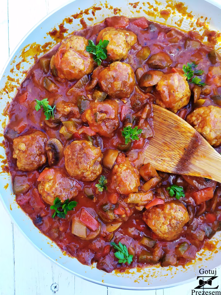 Bigos po cygańsku z klopsikami