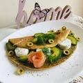 Omlet kukurydziano- koperkowy z oliwkami z kozim serem i awokado