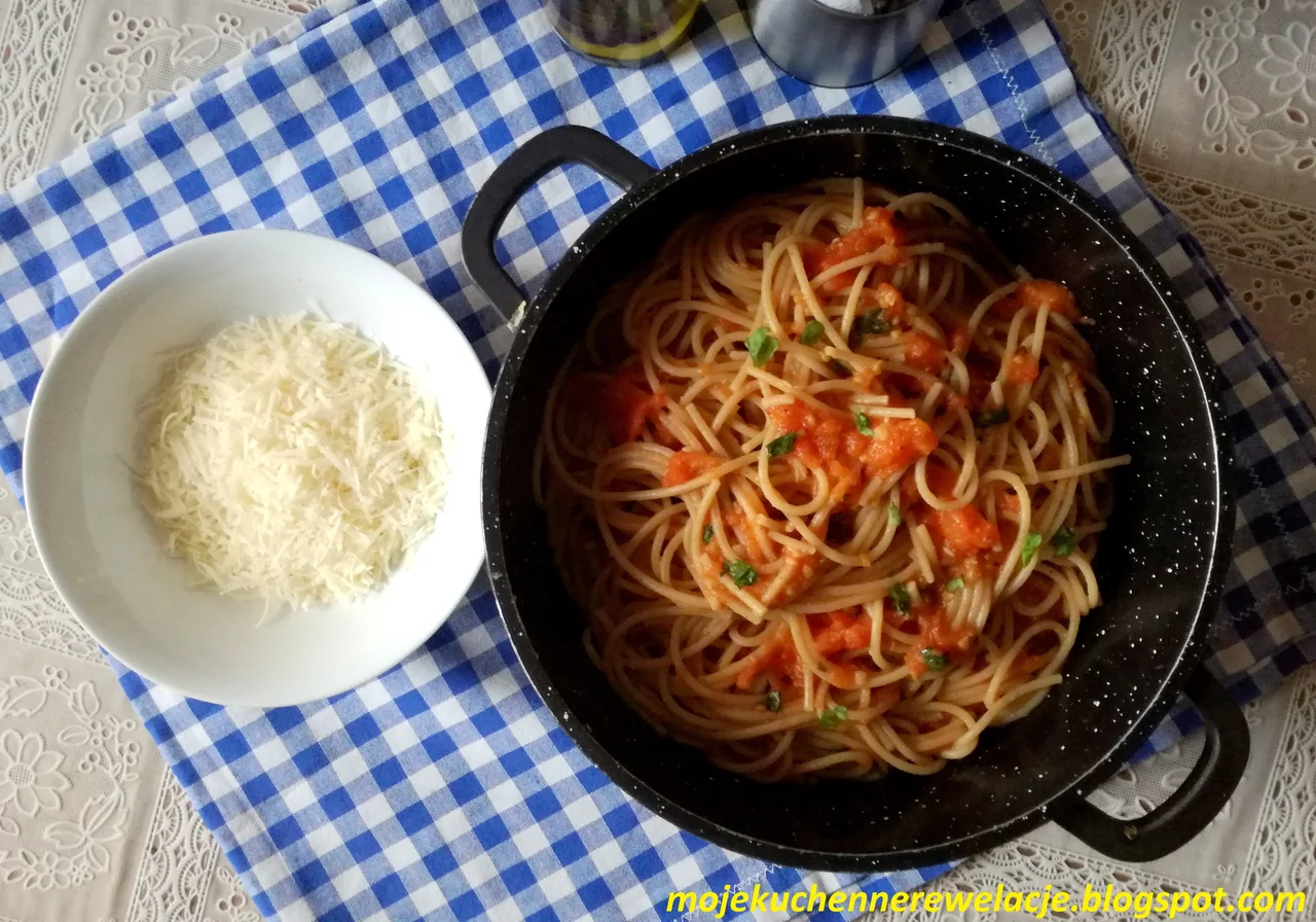 Spaghetti z sosem z pieczonych pomidorów