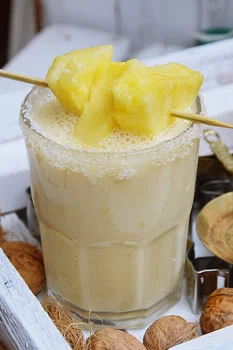 Pierniczkowy koktajl z egzotycznymi owocami