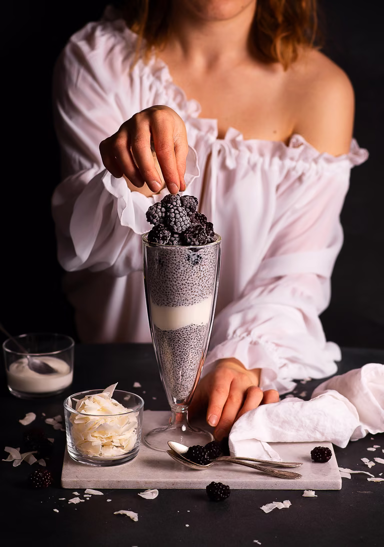 Pudding chia z jeżynami i jogurtem